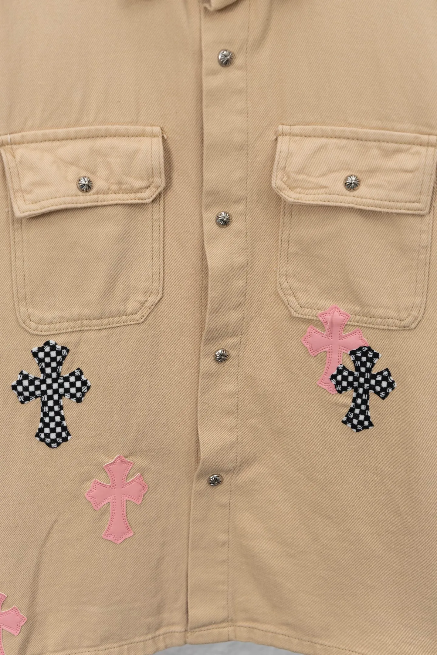 P260 model number/F110 chrome hearts 2025 new limited edition cherry blossom pink checkerboard leather Work Dog Jacket khaki denim jacket denim jacket vi Top heavy industry fashionable design] Consistent high street luxury style creation. Speaking of this style, the Zangyin family and GU family are definitely the leading representative brands. Especially the Zangyin family has really achieved a state-of-the-art effect in creating high street style. The unique washed material is used to create this style. The color system is quite eye-catching. After it is decorated with patchwork cross flowers, it cleverly highlights the charm of the brand. Secondly, this style uses classic The classic high-waist cutting design highlights the long legs and fashionable temperament of the upper body. The brand is highly recognizable and the slim fit configuration is more suitable for daily wear. It is a product that interprets personality, fashion, and specifications at a glance. This single product is enough to make any fan excited. It can be a white T-shirt for youthful preppy style, or a tight suspender for lady style. It has strong matching ability and can be easily controlled by men.  [Materials and craftsmanship] Needless to say, this point goes without saying. As an excellent craftsman brand, Zangyin’s requirements for details and craftsmanship are really perfect. The washed color of this model has gone through so many processes, not to mention the embellishment of denim appliques. It is also purely hand-made and sewn. Just like what they believe in, only hand-made things have soul and have the meaning of wear. A top-notch heavy-duty fashionable denim item, I look forward to your perfect interpretation! !  Color: Picture color Version: Loose